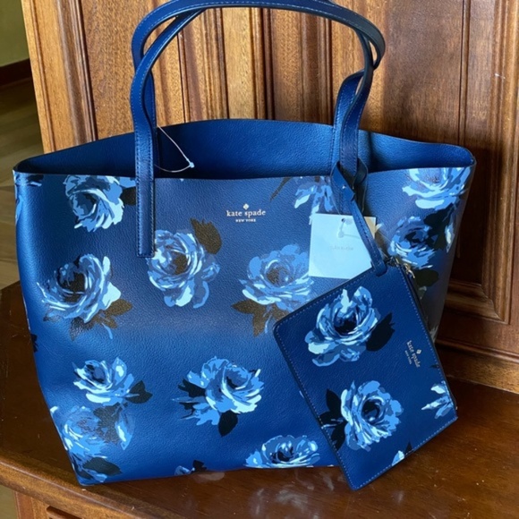 kate spade Handbags - Nwt Kate spade reversible floral tote+wristlet